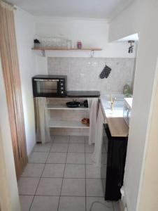 cocina con fregadero y microondas en Appartement Thann côté vignoble, en Thann