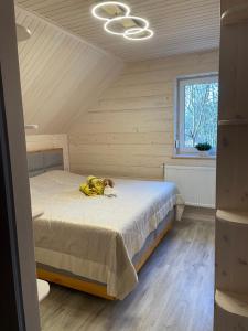 a bedroom with a bed with a bunch of bananas on it at Medve Barlang üdülőházak in Pilisszentkereszt