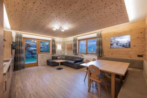 Część wypoczynkowa w obiekcie Stubaier Gletscher XL Apartments Residenz Haus Alpenkönig Ferienwohnungen im alpinen Charme Stubai super Card Inklusive