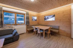 Część wypoczynkowa w obiekcie Stubaier Gletscher XL Apartments Residenz Haus Alpenkönig Ferienwohnungen im alpinen Charme Stubai super Card Inklusive