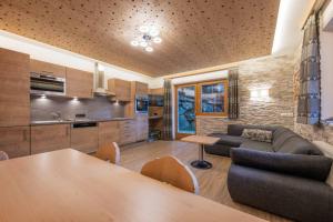 salon z kanapą i stołem w obiekcie Stubaier Gletscher XL Apartments Residenz Haus Alpenkönig Ferienwohnungen im alpinen Charme Stubai super Card Inklusive w Neustift im Stubaital