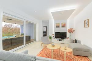 una sala de estar con un sofá y una mesa en Villa Sicutti by IstriaLux, en Šivati