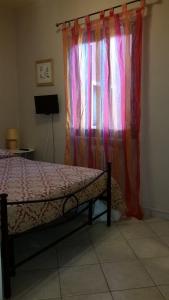 ランポレッキオにあるHotel Montiのベッドルーム1室(ベッド1台付)、窓(カーテン付)