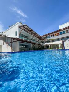 a large swimming pool in front of a building at Brisa do Mar Praia Hotel in Morro de São Paulo