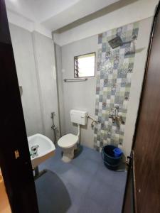 La salle de bains est pourvue de toilettes et d'un lavabo. dans l'établissement The Coastline Stays, à Arambol