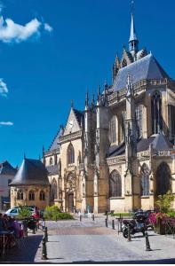 a large cathedral with a large stone building at Studio cosy atypique in La Ferté-Bernard