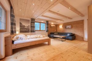 duży salon z łóżkiem i kanapą w obiekcie Stubaier Gletscher XL Apartments Residenz Haus Alpenkönig Ferienwohnungen im alpinen Charme Stubai super Card Inklusive w Neustift im Stubaital