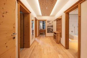 Zdjęcie z galerii obiektu Stubaier Gletscher XL Apartments Residenz Haus Alpenkönig Ferienwohnungen im alpinen Charme Stubai super Card Inklusive w Neustift im Stubaital