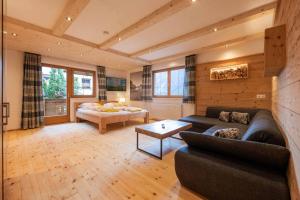 salon z kanapą i stołem w obiekcie Stubaier Gletscher XL Apartments Residenz Haus Alpenkönig Ferienwohnungen im alpinen Charme Stubai super Card Inklusive w Neustift im Stubaital
