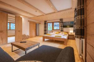 salon z łóżkiem i stołem w obiekcie Stubaier Gletscher XL Apartments Residenz Haus Alpenkönig Ferienwohnungen im alpinen Charme Stubai super Card Inklusive w Neustift im Stubaital
