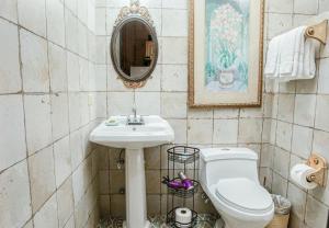 a bathroom with a sink and a toilet and a mirror at Casa Madre Tierra in Valle de Anton