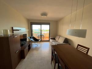 sala de estar con sofá y mesa en Kione Torresblancas, en Torrenostra