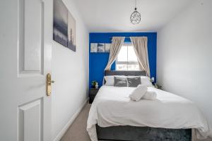 Postel nebo postele na pokoji v ubytování BOYEILLES BELFAST - 2 Bed House with Balcony - Ormeau Road/Free Parking