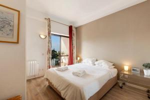 1 dormitorio con 1 cama blanca grande y ventana en Sea View Estoril, en Estoril