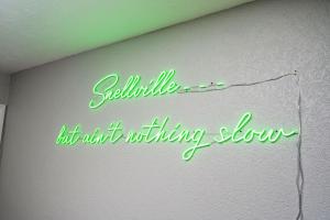 Un'insegna al neon che dice solitudine ma non c'è niente di lento di Vibrant Family Retreat~Sleeps 8~2 Kings~ Game Room a Snellville