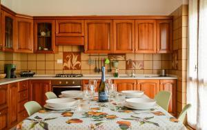 cocina con mesa y botella de vino en "La Villa dei Nonni" appartamento, en Bérgamo