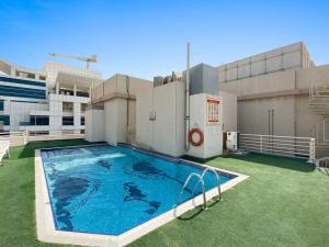une grande piscine sur le toit d'un bâtiment dans l'établissement StoneTree - Stylish 1BR near Marina Walk, à Dubaï