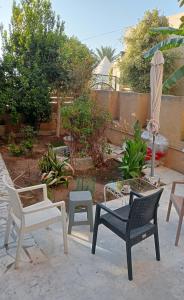 un grupo de sillas y mesas en un patio en Mia casa en La Goulette