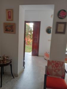 Habitación con puerta, mesa y silla en Mia casa en La Goulette