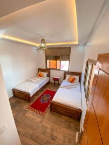 En eller flere senger på et rom på Deluxe Apartment At Amouage Anza