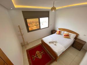 En eller flere senger på et rom på Deluxe Apartment At Amouage Anza