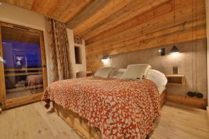 a bedroom with a bed in a room with wooden walls at Epicime Lodge in Landry