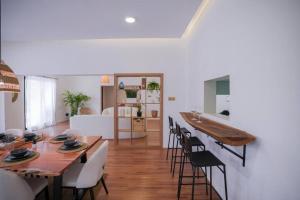 een keuken en eetkamer met een tafel en stoelen bij Perfect villa for your vacation in Dubai