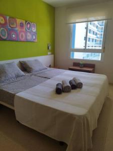 ein Schlafzimmer mit einem großen weißen Bett mit zwei Kissen in der Unterkunft Sunny place. in Guardamar del Segura