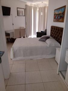 ein Schlafzimmer mit einem großen Bett und einem Klavier in der Unterkunft Tranquilidade e diversão in Mangaratiba