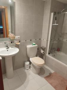 uma casa de banho com um WC e um lavatório em Sunny place. em Guardamar del Segura