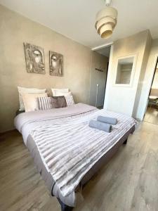 um quarto com uma cama grande num quarto em Grand appartement idéalement situé em Villeurbanne