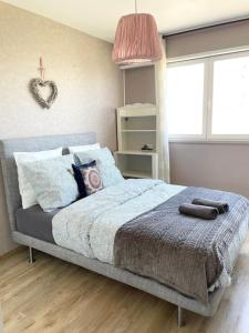 um quarto com uma cama com um coração na parede em Grand appartement idéalement situé em Villeurbanne