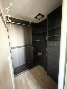 a bathroom with a metal door and wooden floors at Grand appartement idéalement situé in Villeurbanne