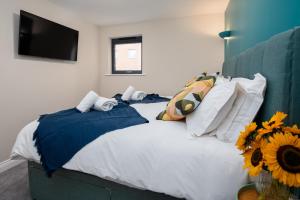 Un dormitorio con una cama con girasoles. en 2 Bedroom City Centre Apartment, Sleeps up to 6 Guests, Free Parking en Southampton