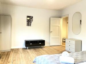 a bedroom with a bed and a tv on a wall at One Bedroom Apartment In Odense, Middelfartvej 259 in Odense