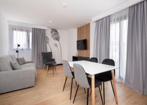 Sercotel Plana Suites的电视和/或娱乐中心