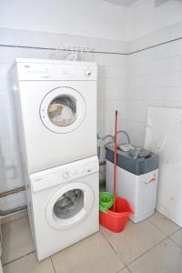 - un lave-linge et un lave-linge dans la salle de bains dans l'établissement Maison de 2 chambres avec terrasse a Monthenault, à Monthenault