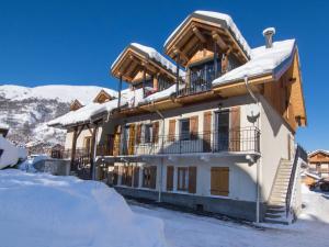 un edificio con nieve en el suelo delante de él en Appartement Valloire, 3 pièces, 6 personnes - FR-1-263-404 en Valloire