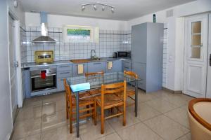 une cuisine avec une table et des chaises dans l'établissement Maison de 2 chambres avec terrasse a Monthenault, à Monthenault