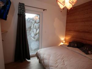 瓦盧瓦爾的住宿－Appartement Valloire, 3 pièces, 4 personnes - FR-1-263-338，一间卧室设有一张床和一个大窗户