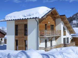 瓦盧瓦爾的住宿－Appartement Valloire, 3 pièces, 4 personnes - FR-1-263-338，雪中带阳台的房子