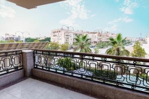een balkon met uitzicht op de stad bij The Villa 604 Powered by look in Caïro