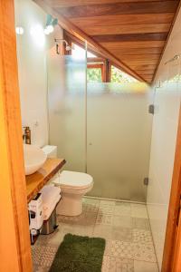 uma casa de banho com um WC, um lavatório e um chuveiro em Casarão do Vale dos Vinhedos em Bento Gonçalves