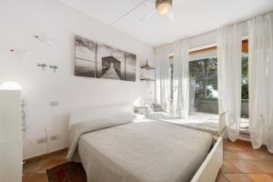 1 dormitorio con cama y ventana grande en Belvedere su Spotorno, en Bergeggi