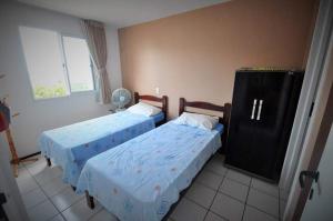 1 dormitorio con 2 camas y ventana en Apartamento na Praia de Iracema, Meireles., en Fortaleza