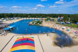 eine Luftansicht auf einen Strand mit einem Wasserpark in der Unterkunft Vechtdalchalet de Berk, 5 sterrenpark Capfun Stoetenslagh in Rheezerveen