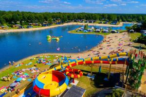 an amusement park with a bunch of people in the water at Vechtdalchalet de Berk, 5 sterrenpark Capfun Stoetenslagh in Rheezerveen