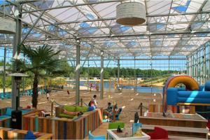 - un parc aquatique avec une aire de jeux pour enfants dans l'établissement Vechtdalchalet de Berk, 5 sterrenpark Capfun Stoetenslagh, à Rheezerveen