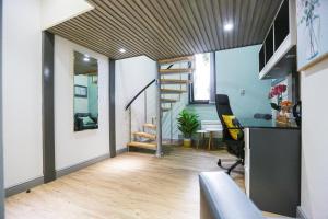 een kantoor met een trap en een bureau in een kamer bij A103 Cosy City Loft in Coventry