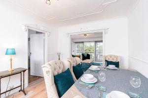 een woonkamer met een bank en een tafel bij 3 BR Chic Home with Balcony & Free Parking! in Leeds